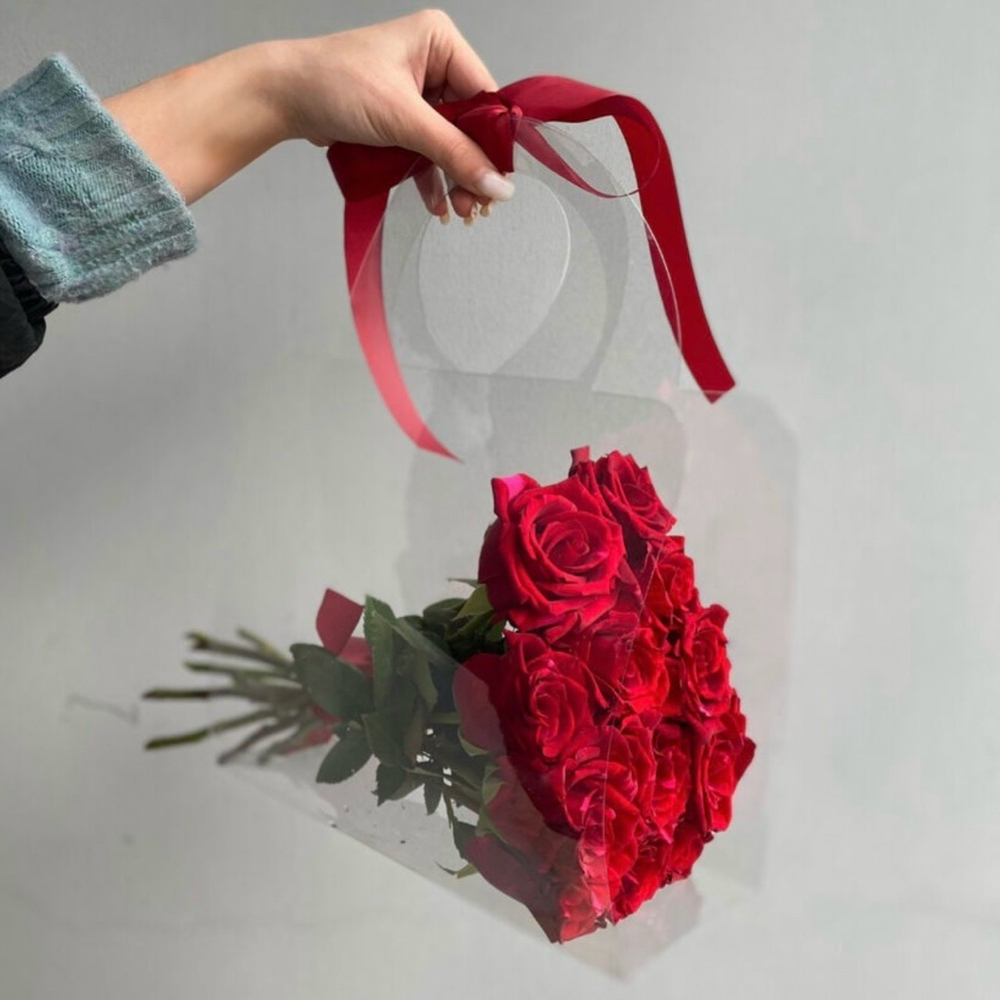 Розы в прозрачной переноске