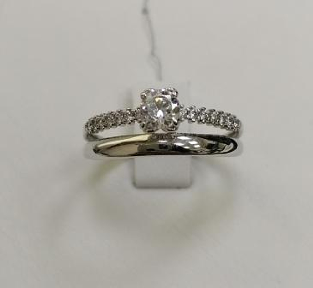 Кольцо из золота с фианитами