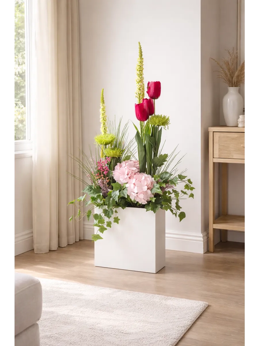 Напольная композиция из искусственных растений и цветов