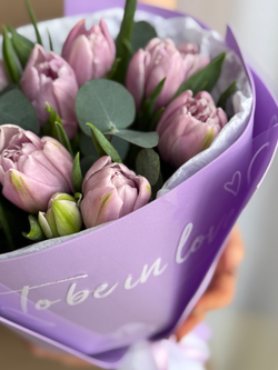 Роскошные пионовидные тюльпаны сиреневого оттенка в авторском оформлении от Флора Маркет