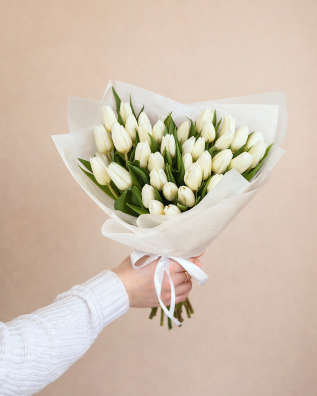 Букет белых тюльпанов "Роял Вирджин" (в упаковке)