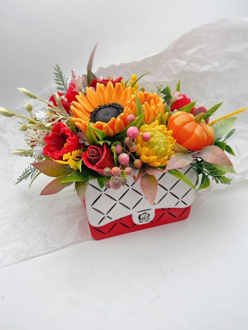 Букет «Подсолнухи и розы, сумочка»