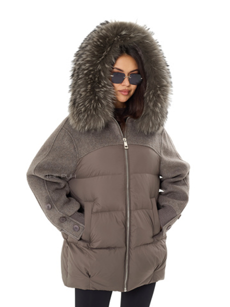 Удлиненный комбинированный пуховик серо-бежевого цвета