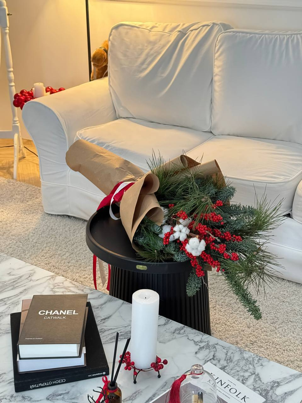 Зимний букет из нобилиса с хлопком и илексом