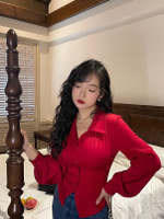 Атласная красная рубашка