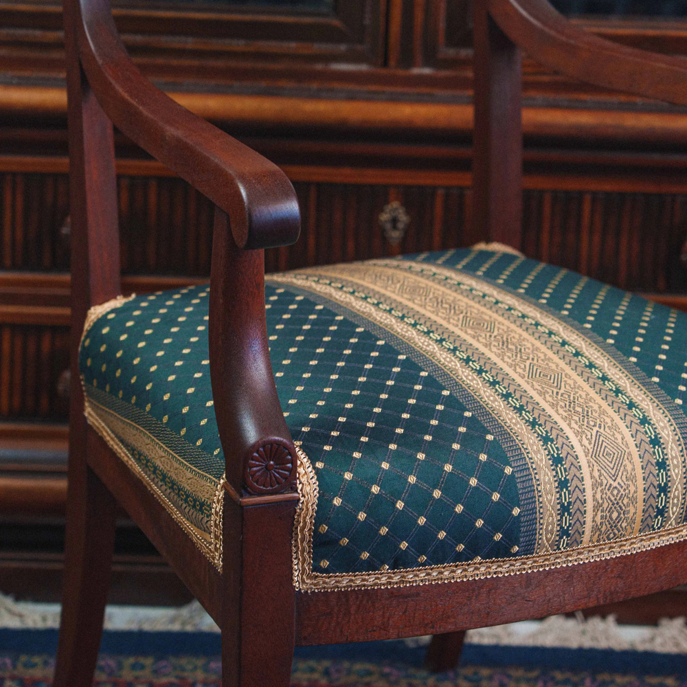 Антикварное кресло кабинетного типа