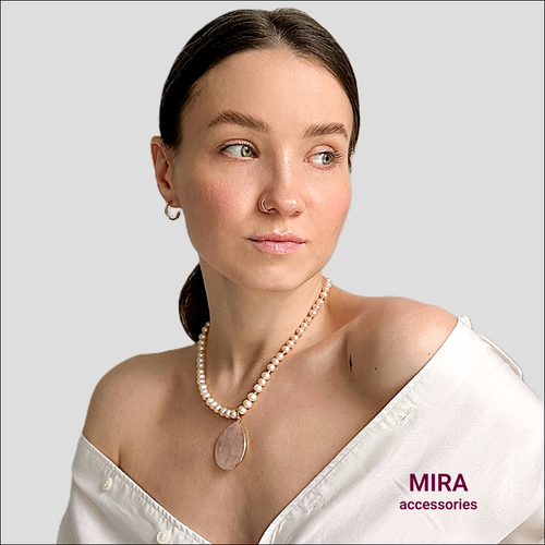 Колье из жемчуга с подвеской из розового кварца