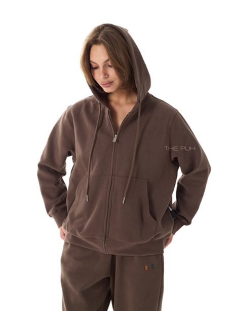 Коричневый костюм с цветной вышивкой на спине