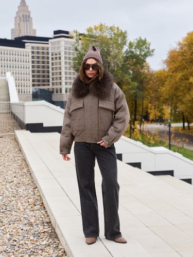 Укороченный шерстяной пуховик с мехом енота