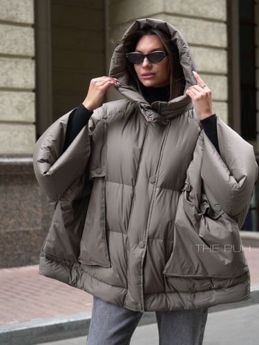 Объемный пуховик-накидка цвета капучино