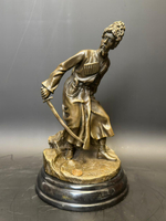 Бронзовая скульптура «Черкес, заметивший врага»