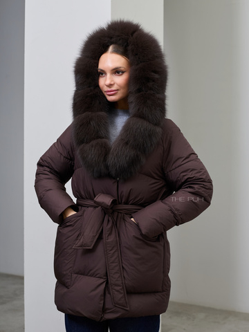 Удлиненный винный пуховик с поясом и мехом
