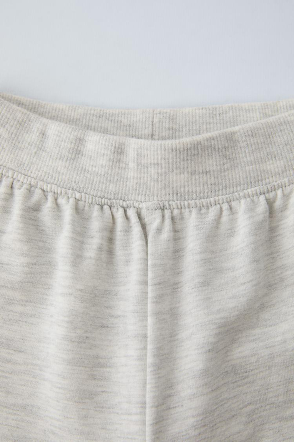 ZARA ОДНОТОННЫЙ КОМПЛЕКТ ИЗ ТОЛСТОВКИ И БРЮК ИЗ МЯГКОЙ ТКАНИ, СЕРЫЙ С МЕЛАНЖЕВЫМ ЭФФЕКТОМ