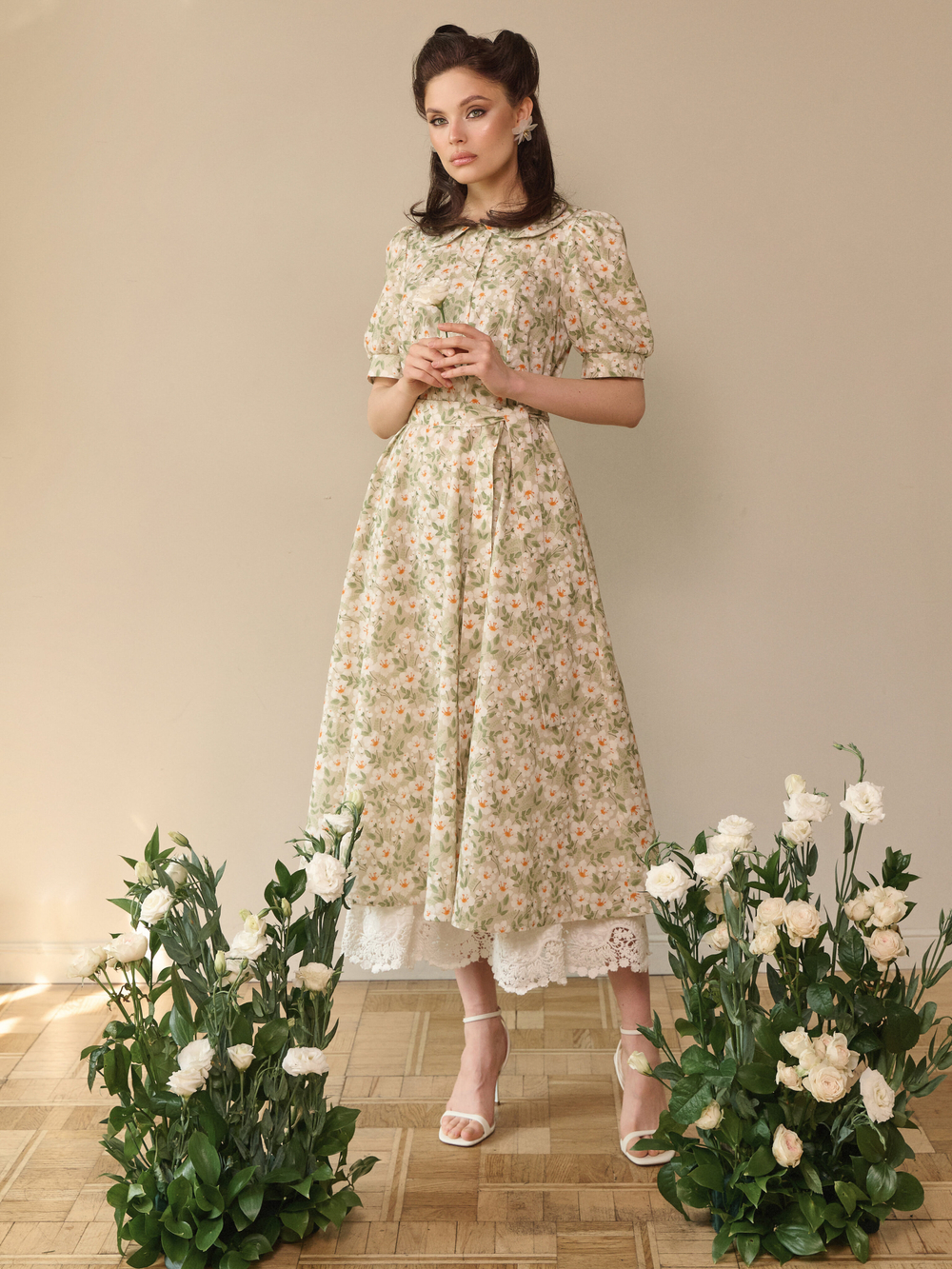 Платье с отложным воротником