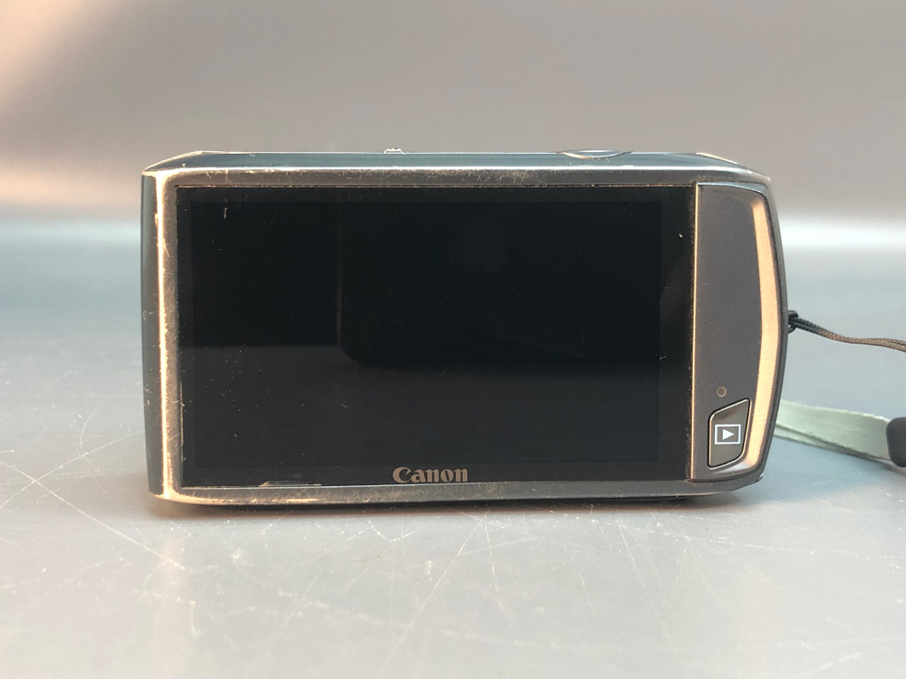 Canon Ixus 310 HS, слегка залипает шторка. Видны пылинки на фотографии