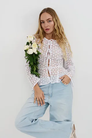 Блуза из шитья на завязках с баской белого цвета