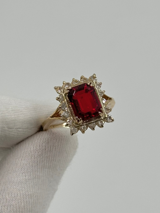 Кольцо с красным кристаллом