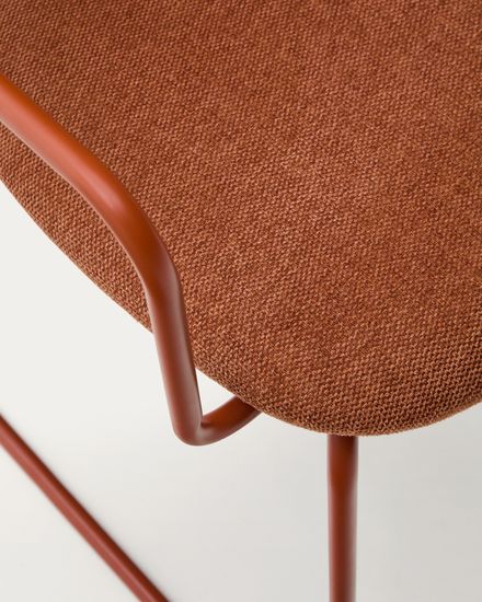 Стул Meli с подлокотниками из терракотовой шенилли с терракотовыми металлическими ножками La Forma Испания
