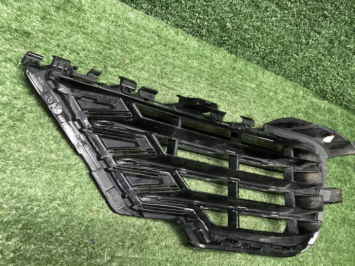 Решетка перед бампера VW Touareg 2 NF 14-18 R-Line