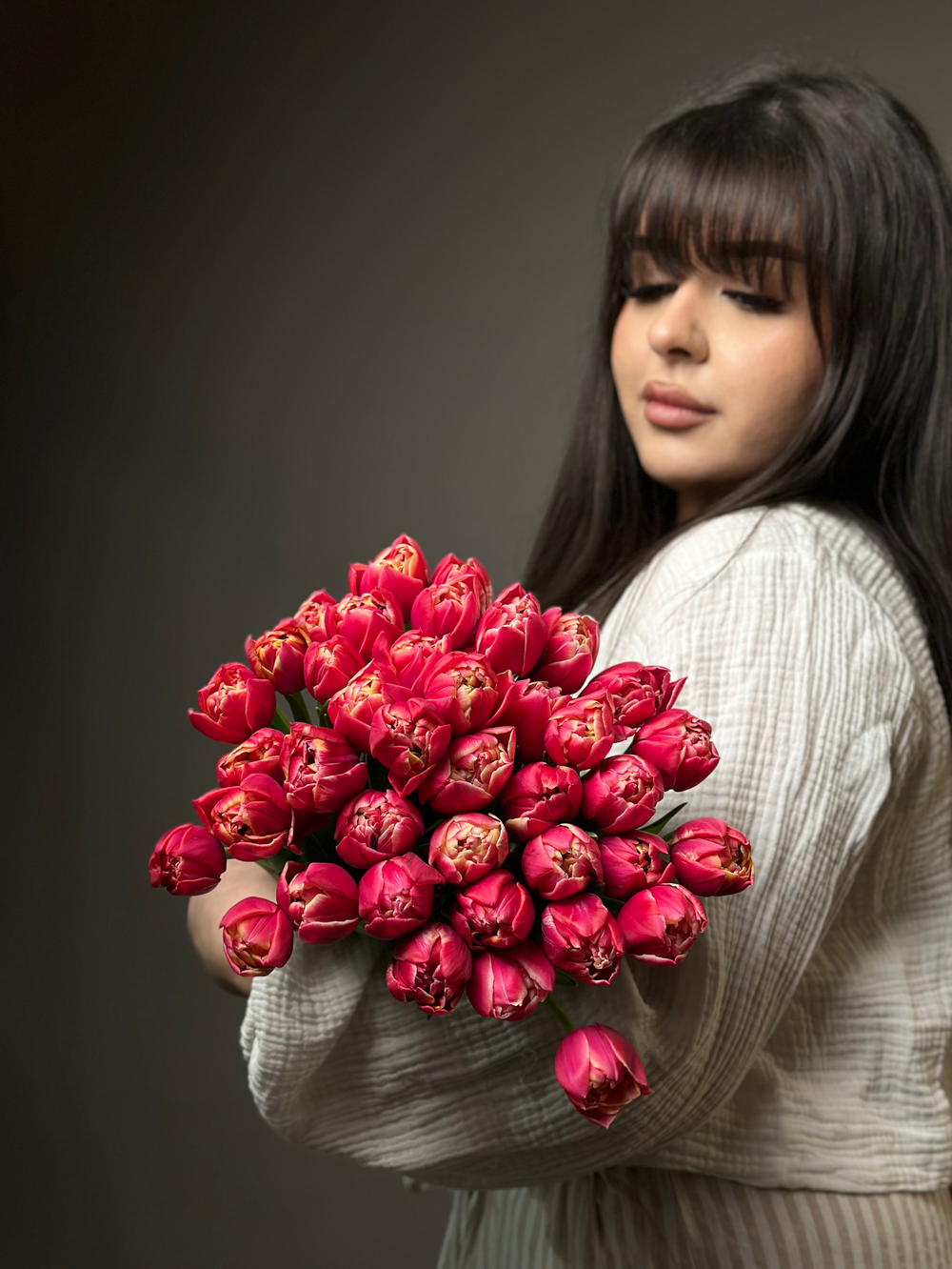 Букет малиновых пионовидных тюльпанов "Колумбус"