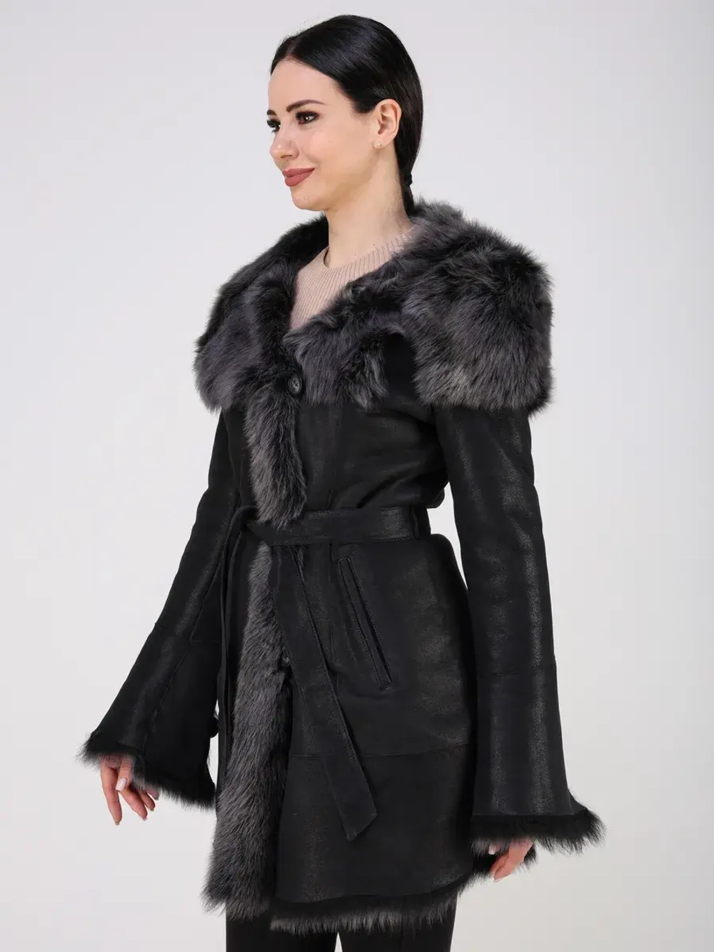 Дубленка зимняя натуральная с капюшоном короткая