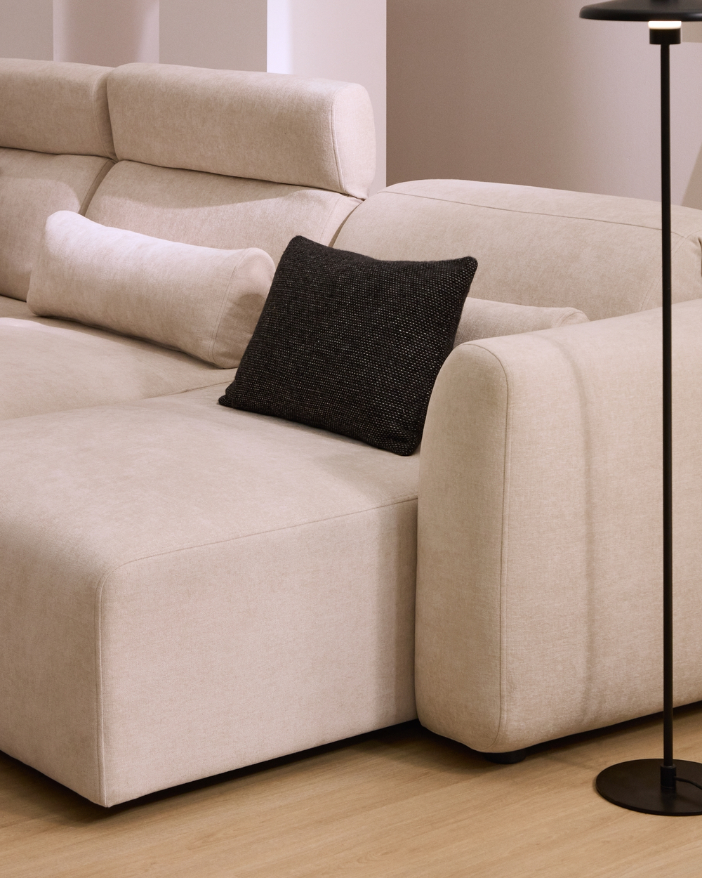 5-местный диван Lares с реклайнером и откидным подголовником из бежевого шенилла, 335 см