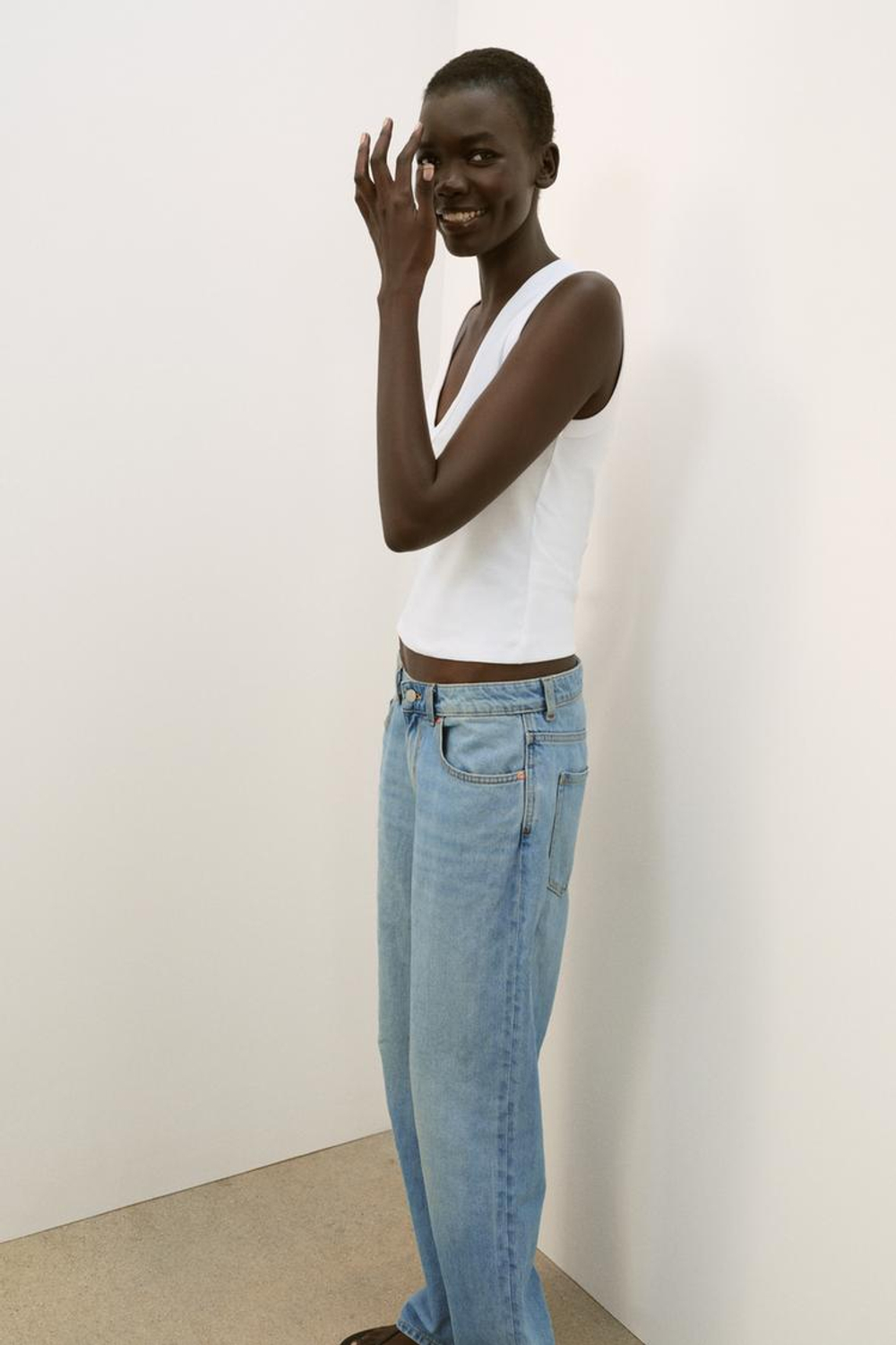 ZARA ХЛОПКОВАЯ ФУТБОЛКА С V-ОБРАЗНЫМ ВЫРЕЗОМ, БЕЛЫЙ