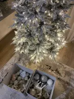 Заснеженная елка с гирляндой встроенной и шишками «ile Grande» Иль Гранде (Литая+пвх) 210 см / 2,1 м