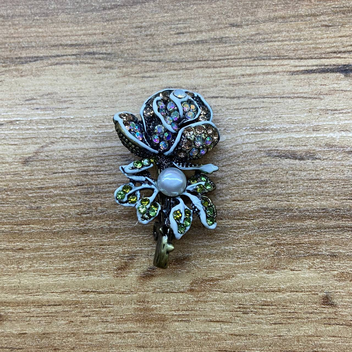 Брошь-кулон Роза на стебле с листьями жемчужинка эмаль белая стразы цветные