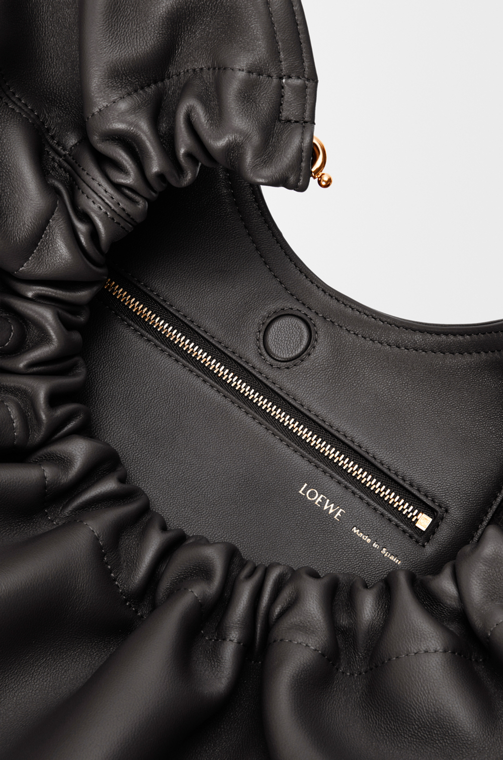 Loewe Средняя сумка-мешок Squeeze из мягкой кожи ягненка наппа, черный