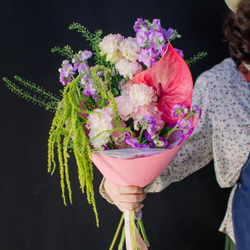 30. Необычный букет с антуриумом и амарантом