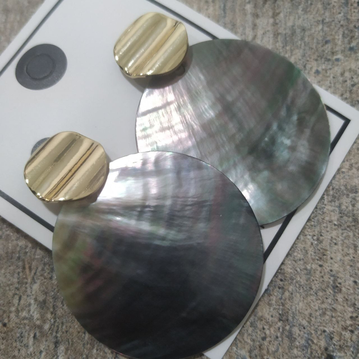 Серьги-гвоздики Перламутр диск круг малый ребристый металл золотистый