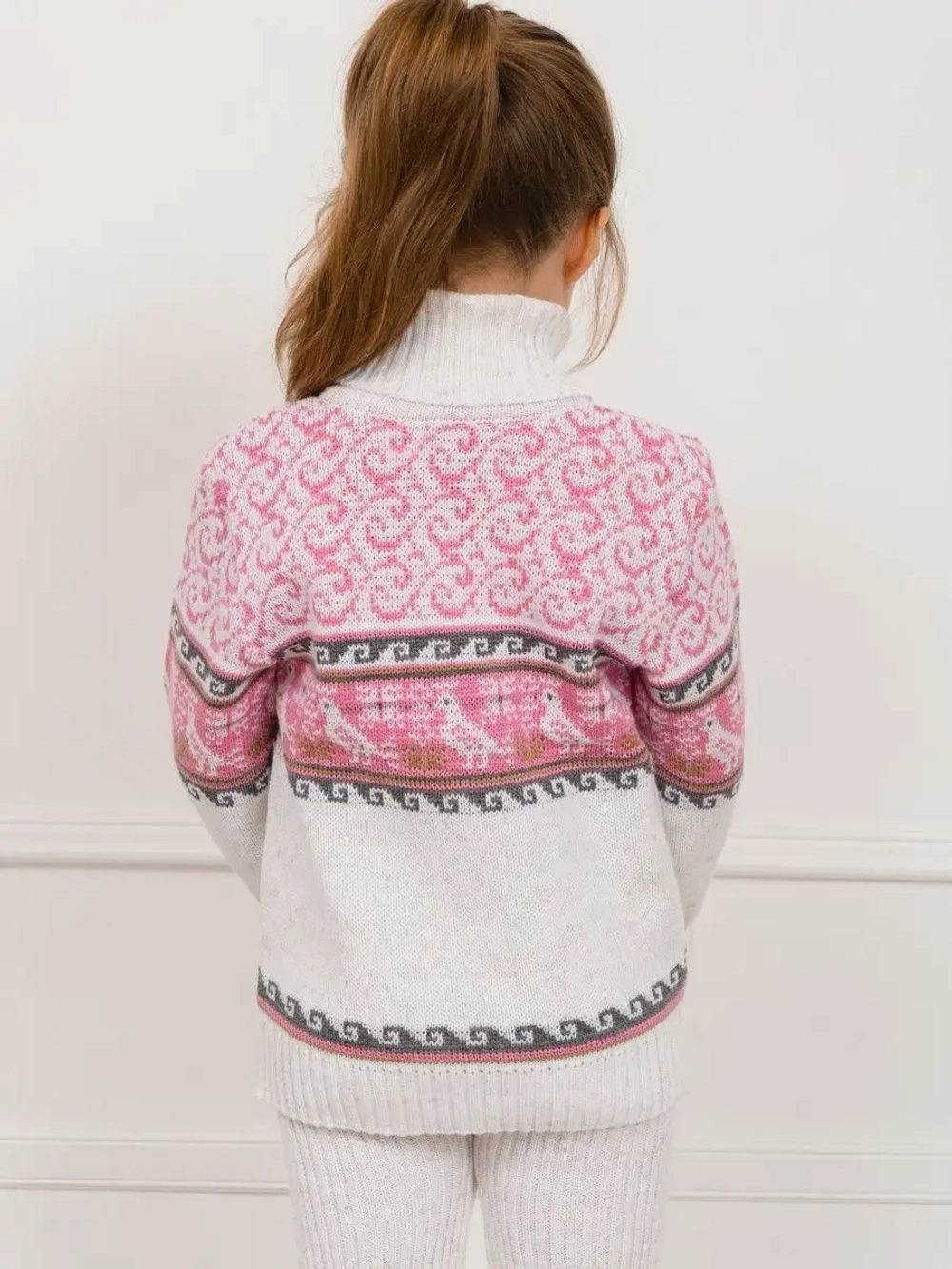 Свитер вязаный с горлом