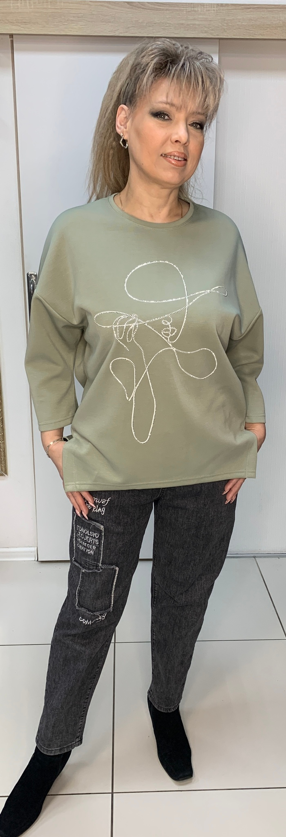 Коттоновая толстовка со стразовым cилуэтом