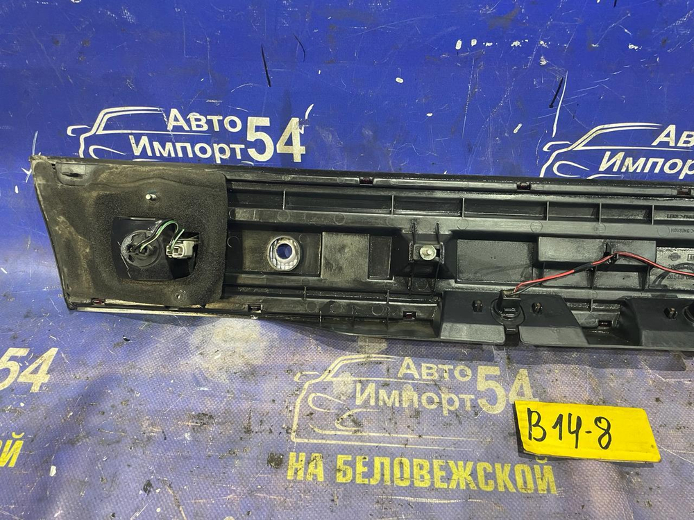 Вставка в багажник центральная NISSAN SUNNY 1995