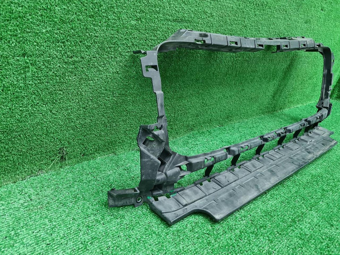 Кронштейн решетки радиатора Mercedes G W463 18-24