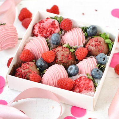 Клубника в бельгийском шоколаде "Любимой" с ягодками голубики и малины , набор 9-12 шт