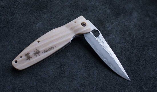 Складной нож Mcusta Senguoku Kenshin Uesugi c клинком из стали SPG2 San Mai, рукоять Micarta