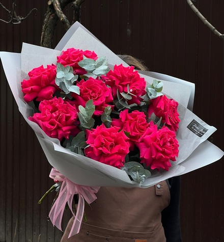 Букет из французских роз малинового оттенка и эвкалипта в стильном оформлении