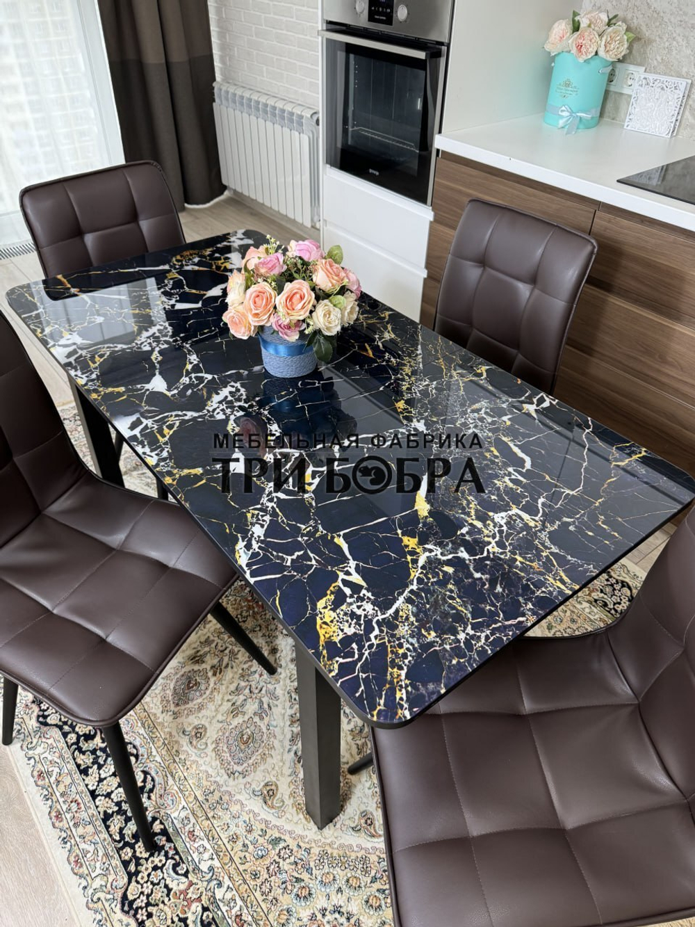 Стеклянный раздвижной стол "Черный мрамор" и стулья "ГУЧИ" коричневый