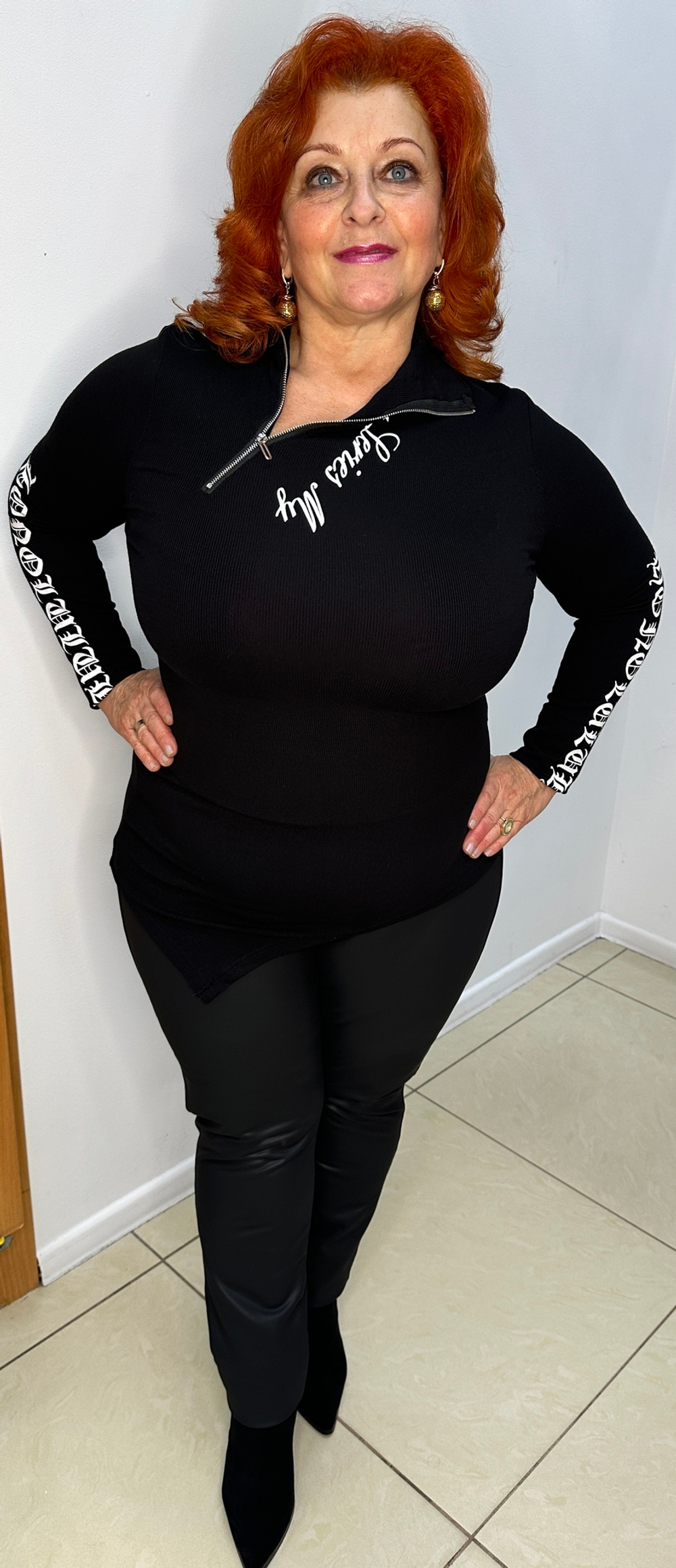 Черный джемпер/водолазка с белым принтом и асимметрией