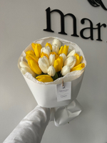 Букет из 25 белых и желтых тюльпанов