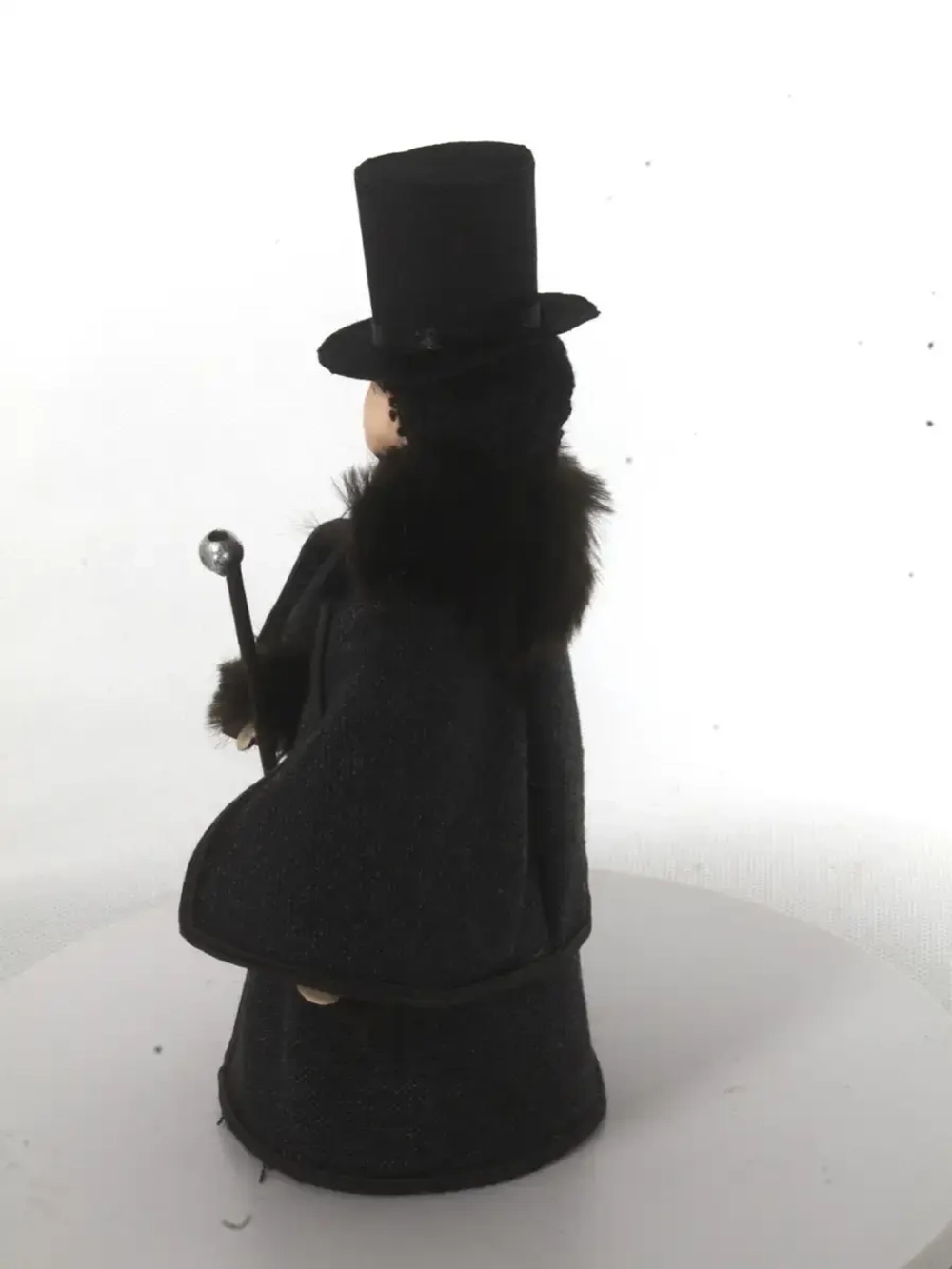Кукла сувенирная фарфоровая Молодой господин в цилиндре
