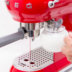 Кофемашина эспрессо Smeg Стиль 50-х годов красная Италия фрагмент