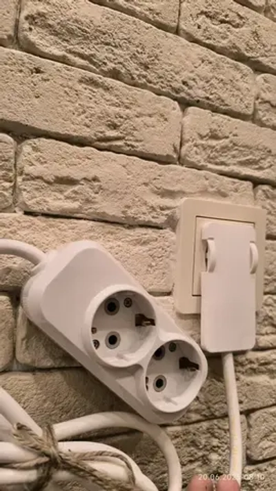 Удлинитель электрический 2 розетки 1,5 Метра с плоской потайной вилкой невидимкой (за шкаф)