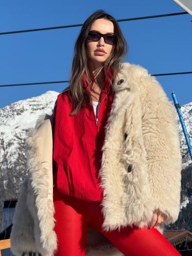 Бежевая шуба из овчины с капюшоном