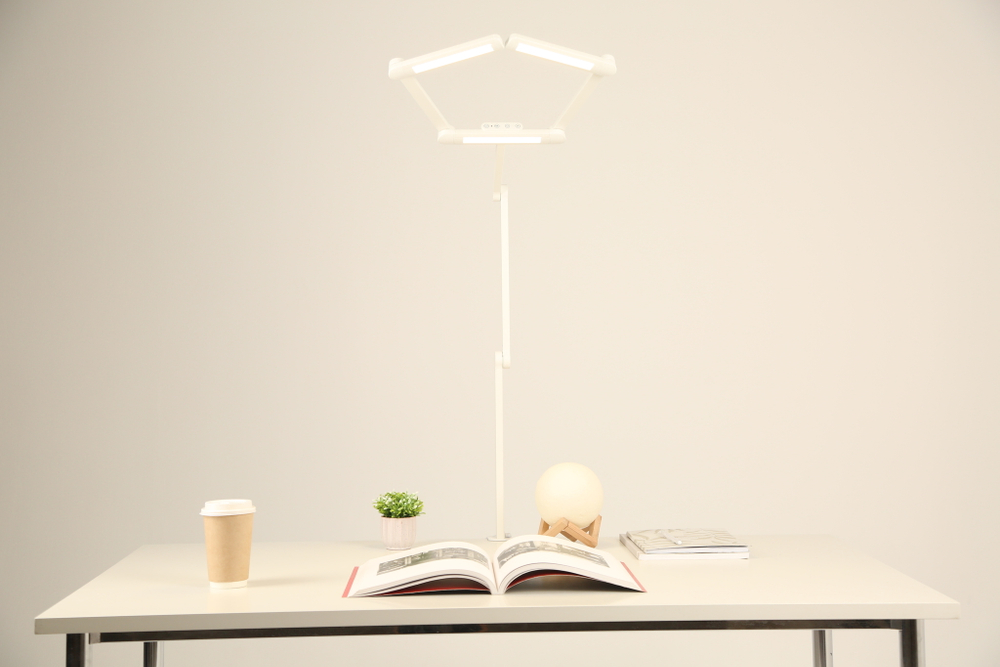 Светильник FRIENDME бестеневой настольный на струбцине светодиодный No. 2 белый с тройным источником света. Яркость - 1270 lum. 24W.