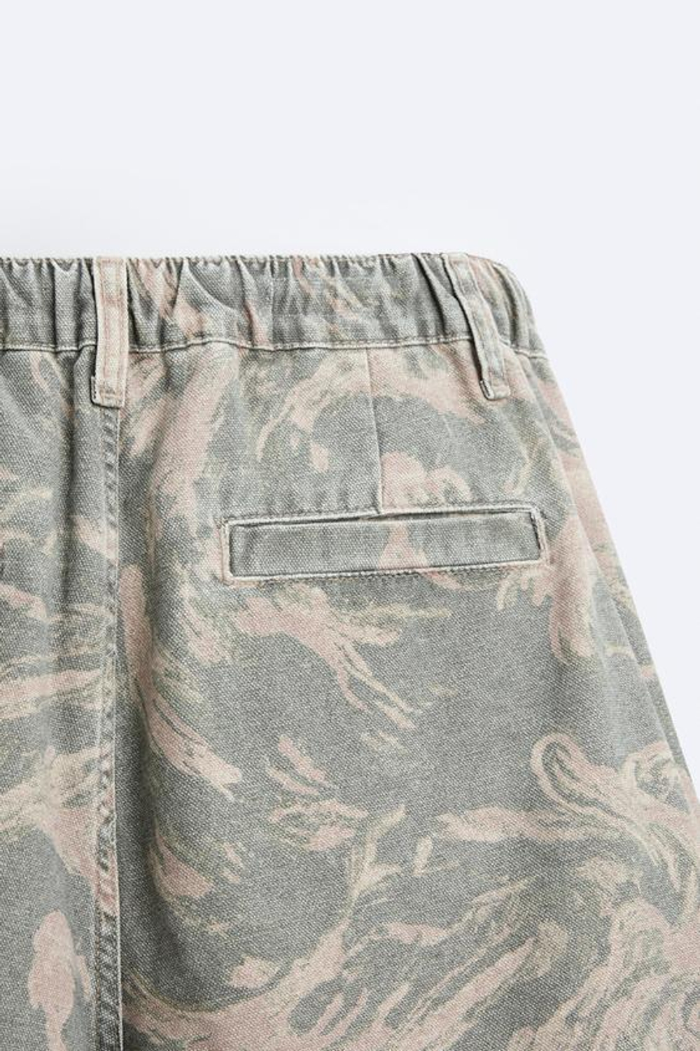 ZARA ШОРТЫ КАРГО ИЗ ТКАНИ С ЭФФЕКТОМ ПОТЕРТОСТИ И ПРИНТОМ, СЕРЫЙ