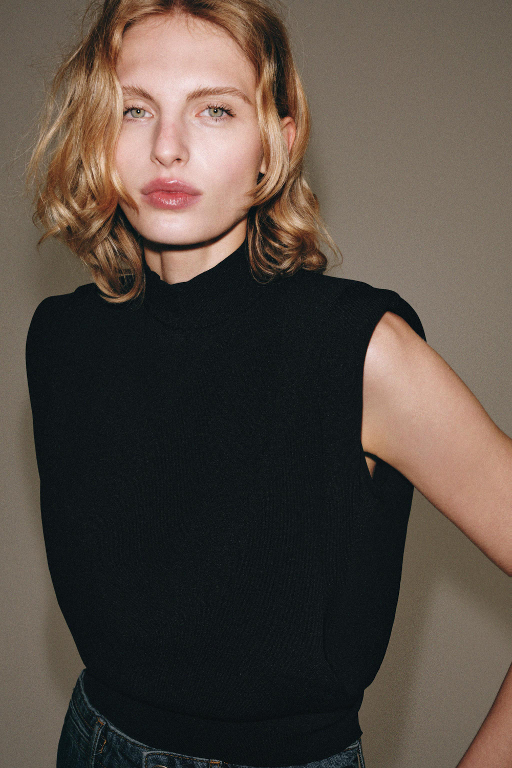 ZARA ТРИКОТАЖНЫЙ ТОП С ОТКРЫТОЙ СПИНОЙ, ЧЕРНЫЙ