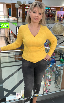 Серые зауженные джинсы с "ромашками"